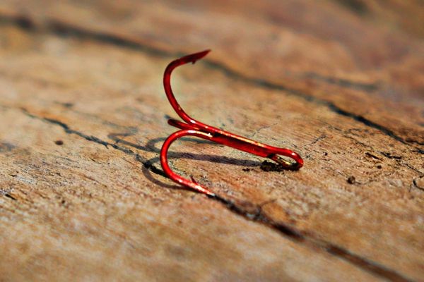Does the color of fish hooks matter?